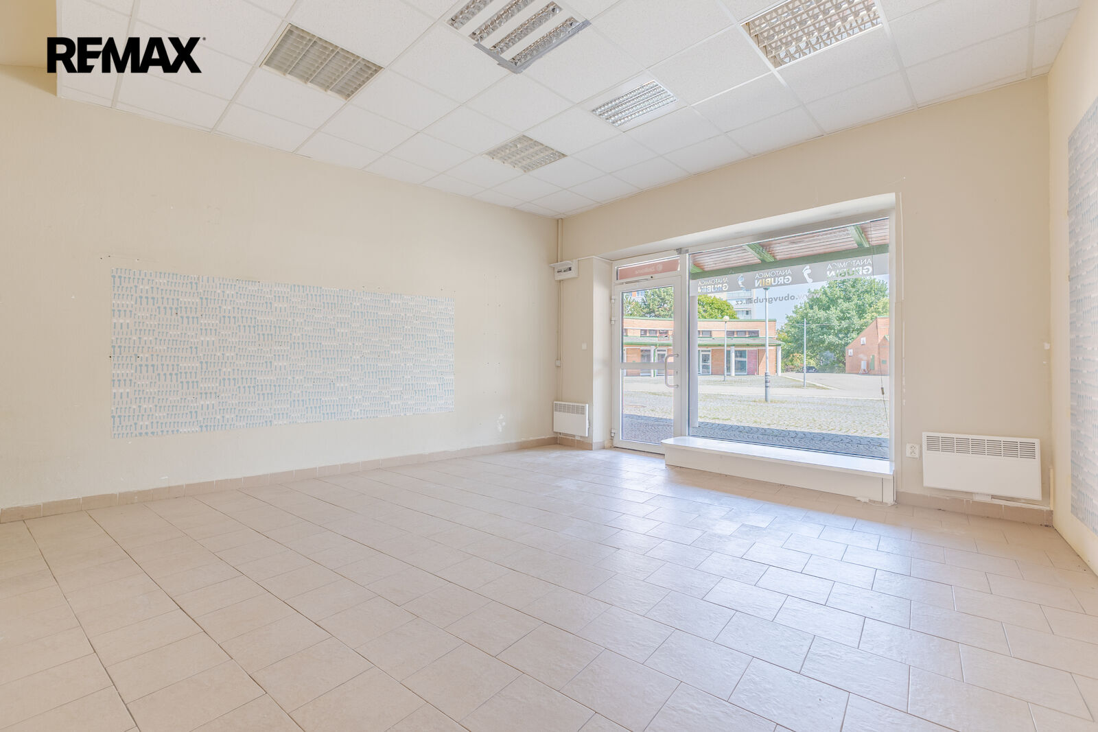 Komerční prostor 42 m² s kanceláří a zázemím, přímo u metra Lužiny